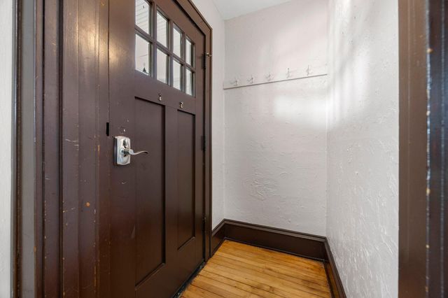 909 Saint Anthony Avenue, Saint Paul, MN 55104