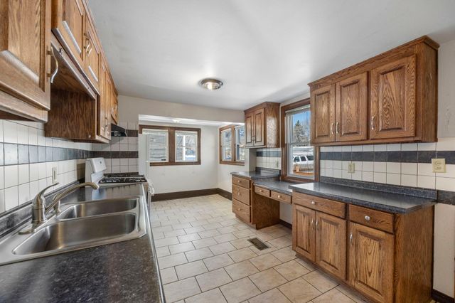 909 Saint Anthony Avenue, Saint Paul, MN 55104