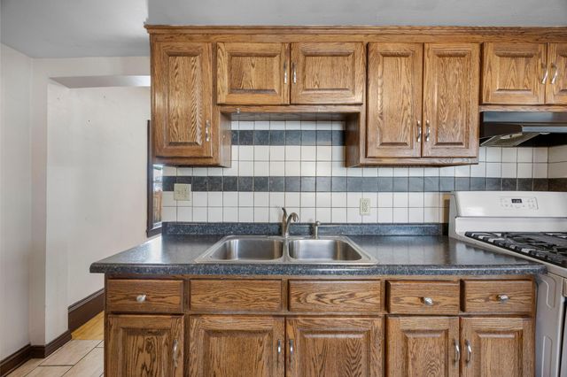 909 Saint Anthony Avenue, Saint Paul, MN 55104