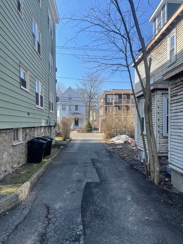 700 Metropolitan Ave 3R, Boston, MA 02136