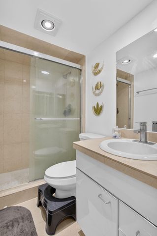 689 NE 6th Court 4030, Boynton Beach, FL 33435