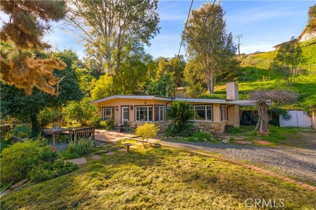 1027 S Live Oak Park, Fallbrook, CA 92028