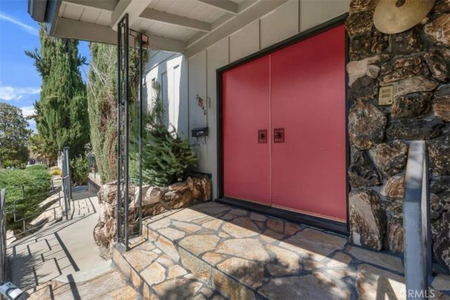 22040 Tiara Street, Woodland Hills, CA 91367