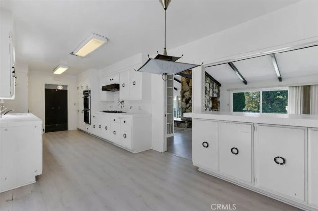 22040 Tiara Street, Woodland Hills, CA 91367