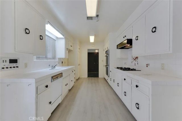 22040 Tiara Street, Woodland Hills, CA 91367