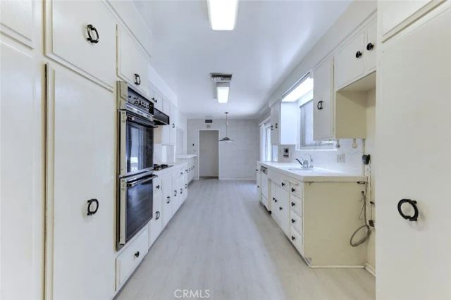 22040 Tiara Street, Woodland Hills, CA 91367