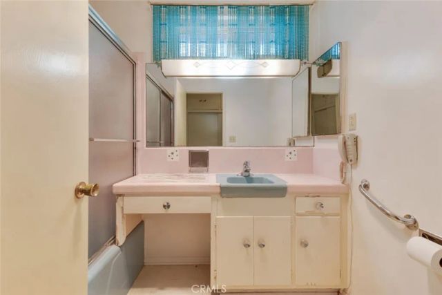 22040 Tiara Street, Woodland Hills, CA 91367