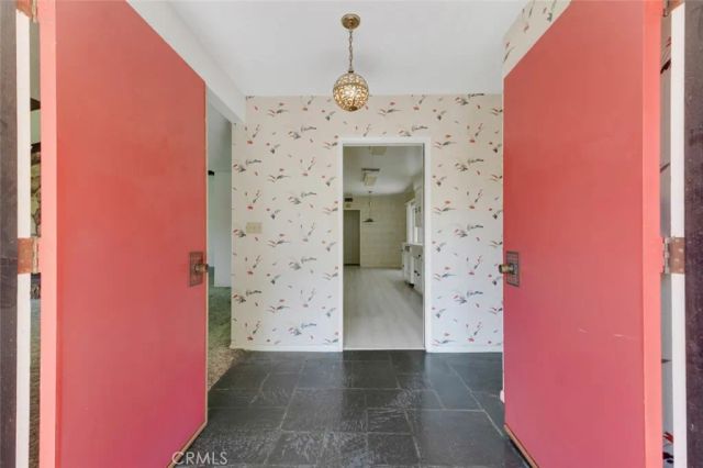 22040 Tiara Street, Woodland Hills, CA 91367