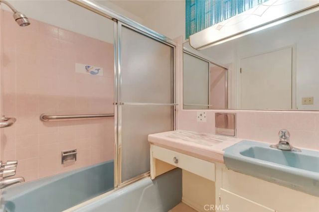 22040 Tiara Street, Woodland Hills, CA 91367