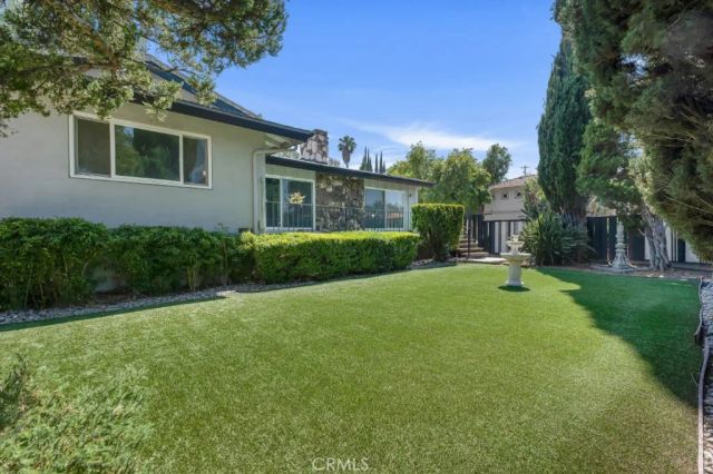 22040 Tiara Street, Woodland Hills, CA 91367