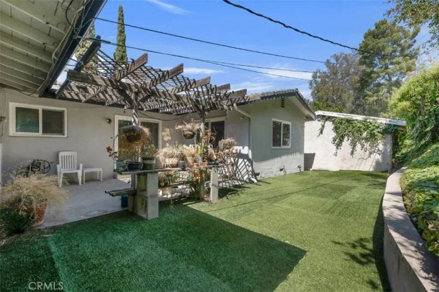 22040 Tiara Street, Woodland Hills, CA 91367