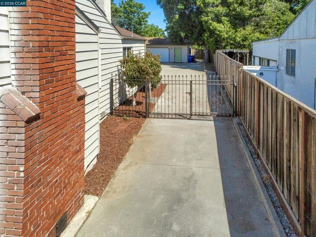 2929 Howard St, Richmond, CA 94804