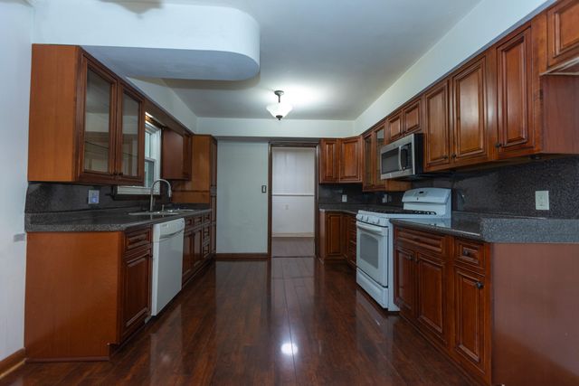 2114 S Windsor Drive, Springfield, MO 65807