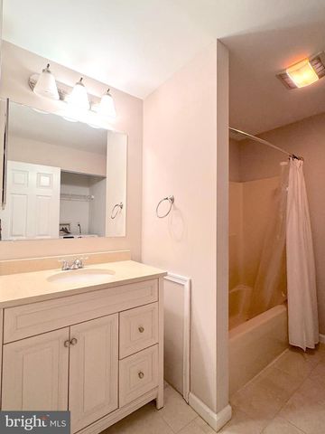 354 N BARRINGTON CT, Newark, DE 19702