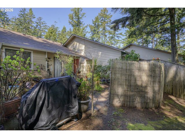 1320 SPRUCE St, Florence, OR 97439