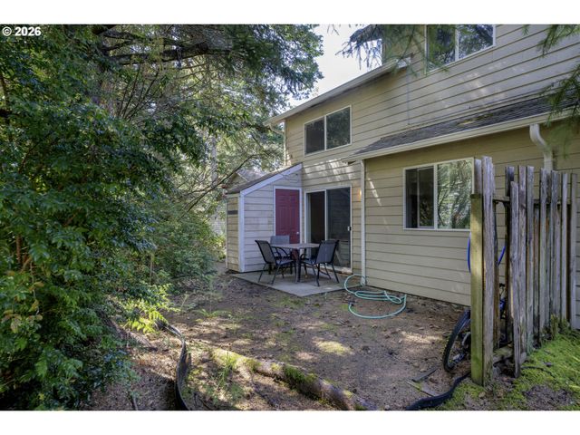 1320 SPRUCE St, Florence, OR 97439