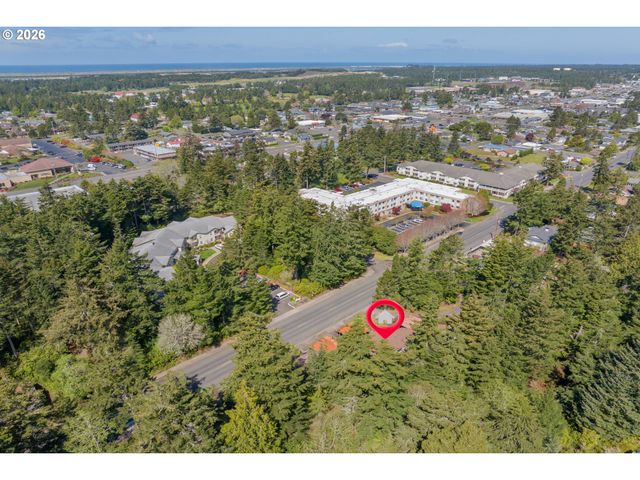 1320 SPRUCE St, Florence, OR 97439