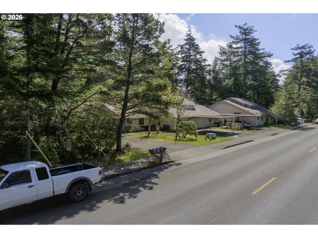 1320 SPRUCE St, Florence, OR 97439