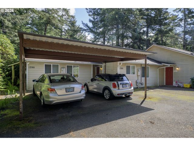 1320 SPRUCE St, Florence, OR 97439