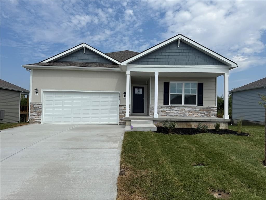 2204 Creek View Lane, Raymore, MO 64083