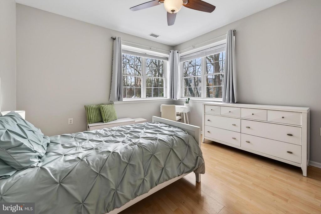 Image 25 of property listing at 269 MEADOWLARK DR, Hamilton, NJ 08690