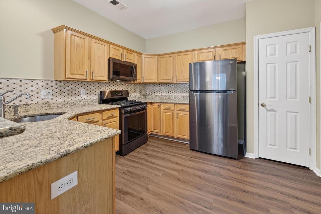 Image 8 of property listing at 269 MEADOWLARK DR, Hamilton, NJ 08690