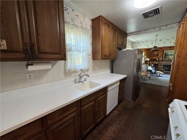7039 Hesperia, Reseda, CA 91335