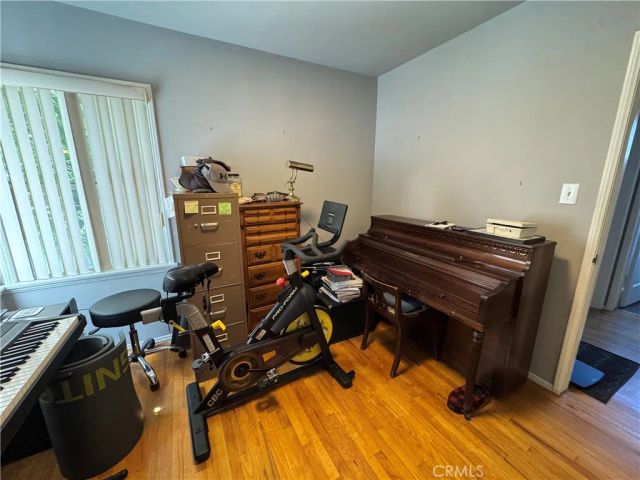 7039 Hesperia, Reseda, CA 91335