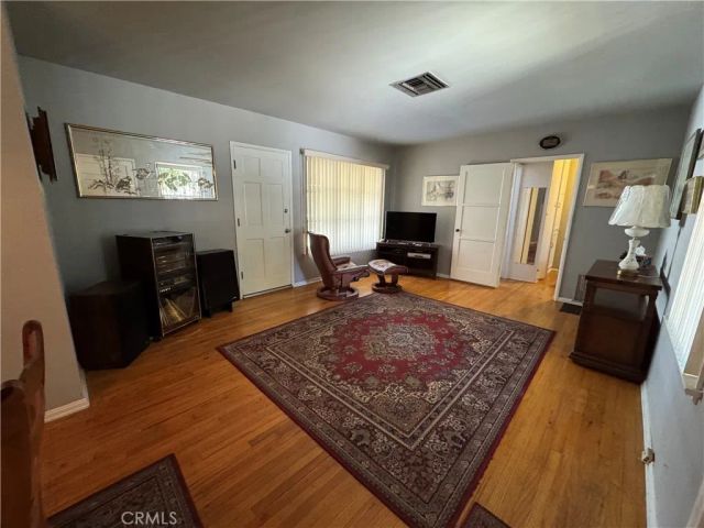 7039 Hesperia, Reseda, CA 91335