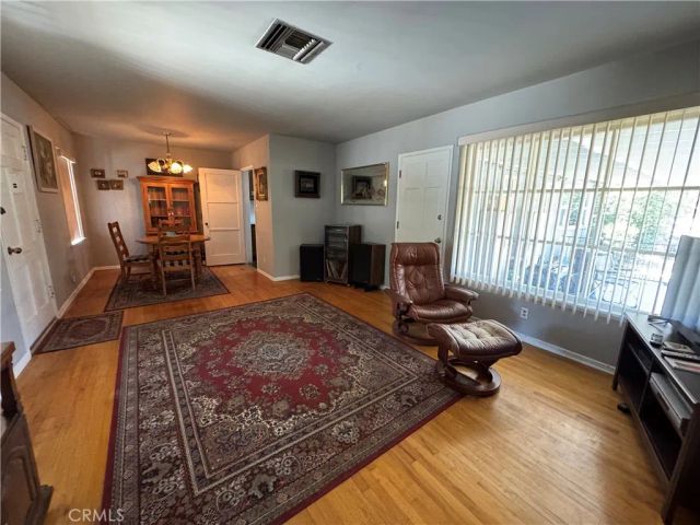 7039 Hesperia, Reseda, CA 91335
