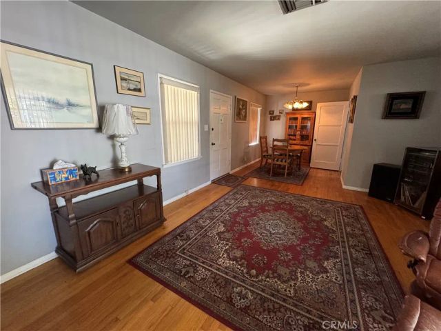 7039 Hesperia, Reseda, CA 91335