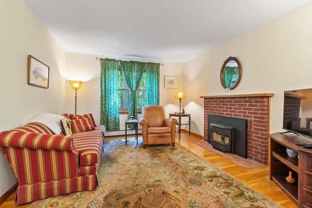 36 Country Ln, Princeton, MA 01541