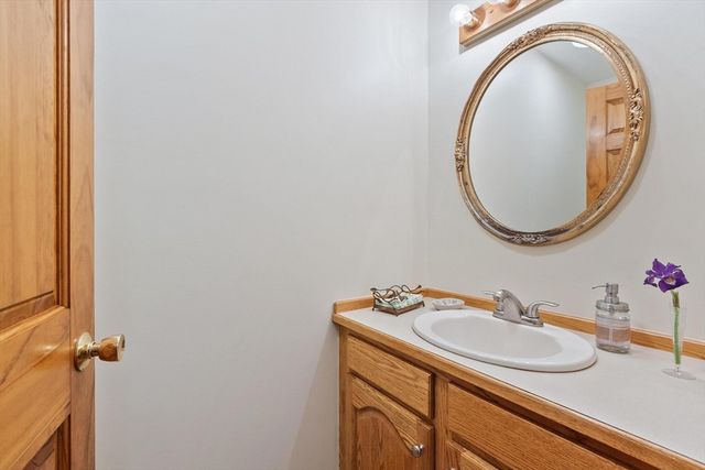 36 Country Ln, Princeton, MA 01541