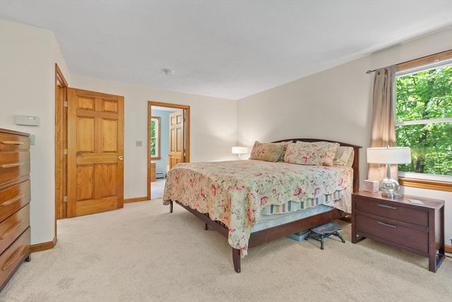 36 Country Ln, Princeton, MA 01541