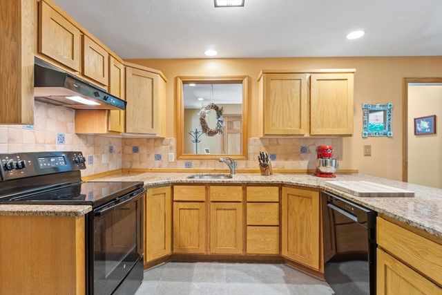 36 Country Ln, Princeton, MA 01541