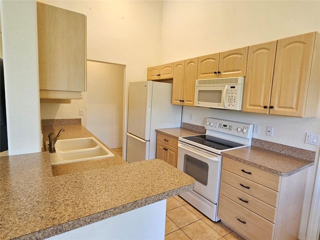 904 CASA DEL LAGO WAY 904, Venice, FL 34292