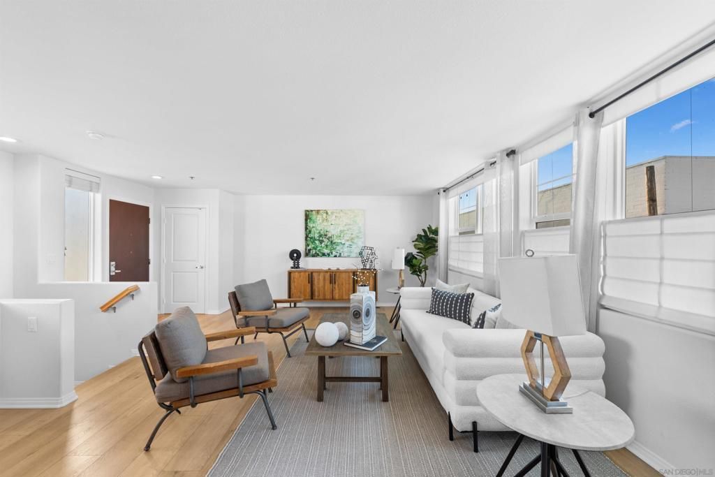 Image 10 of property listing at 924 Hornblend St 311, San Diego, CA 92109