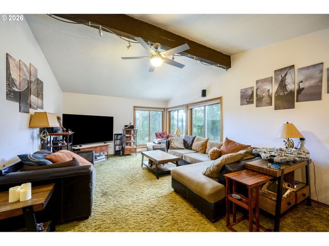 35267 S Acer Ln, Molalla, OR 97038