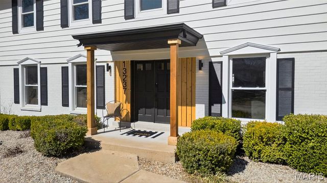 13237 Fairoyal Drive, Des Peres, MO 63131