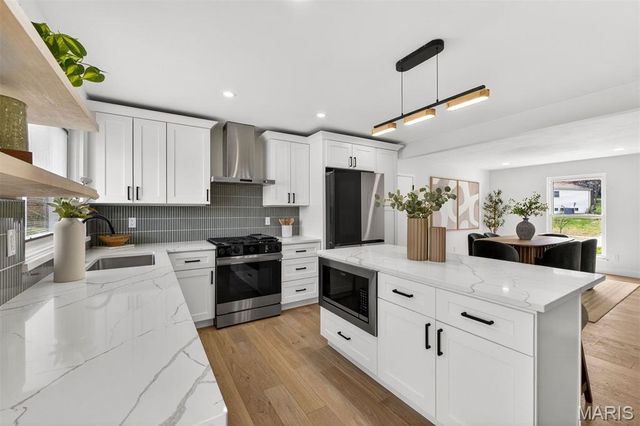 13237 Fairoyal Drive, Des Peres, MO 63131