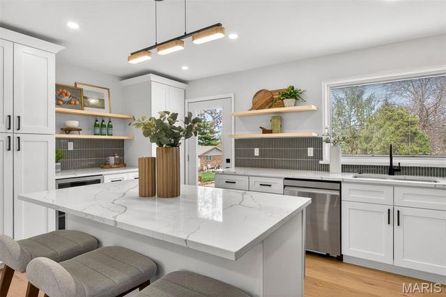 13237 Fairoyal Drive, Des Peres, MO 63131