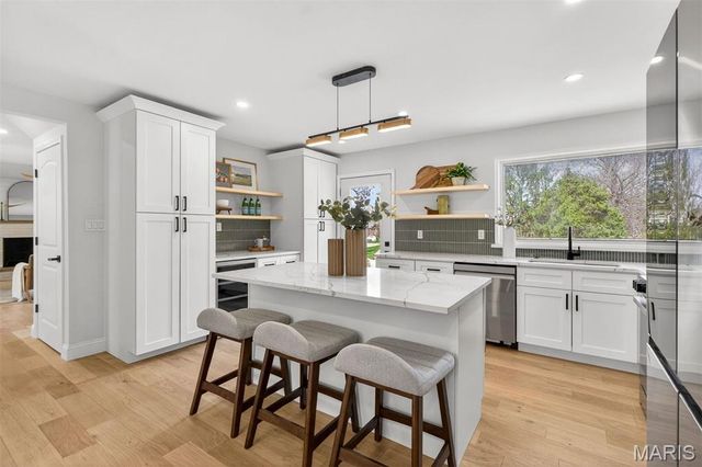 13237 Fairoyal Drive, Des Peres, MO 63131