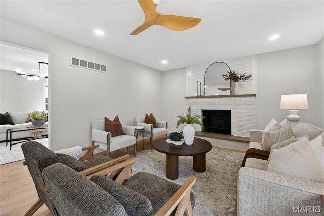 13237 Fairoyal Drive, Des Peres, MO 63131