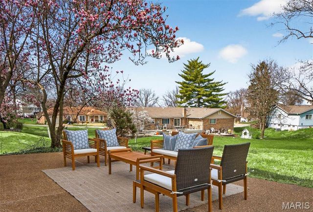 13237 Fairoyal Drive, Des Peres, MO 63131