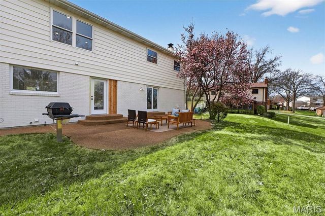 13237 Fairoyal Drive, Des Peres, MO 63131