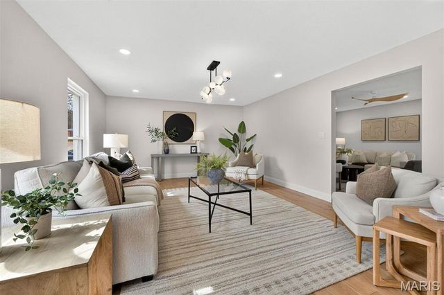 13237 Fairoyal Drive, Des Peres, MO 63131