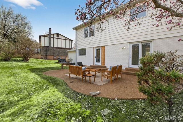 13237 Fairoyal Drive, Des Peres, MO 63131