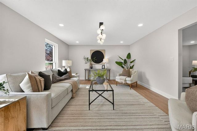 13237 Fairoyal Drive, Des Peres, MO 63131