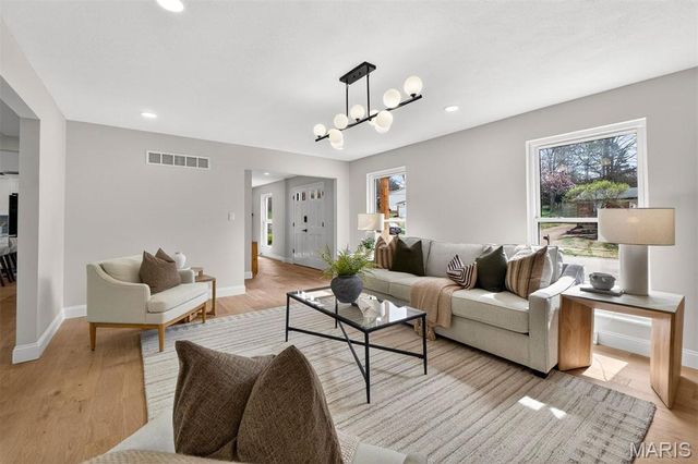 13237 Fairoyal Drive, Des Peres, MO 63131