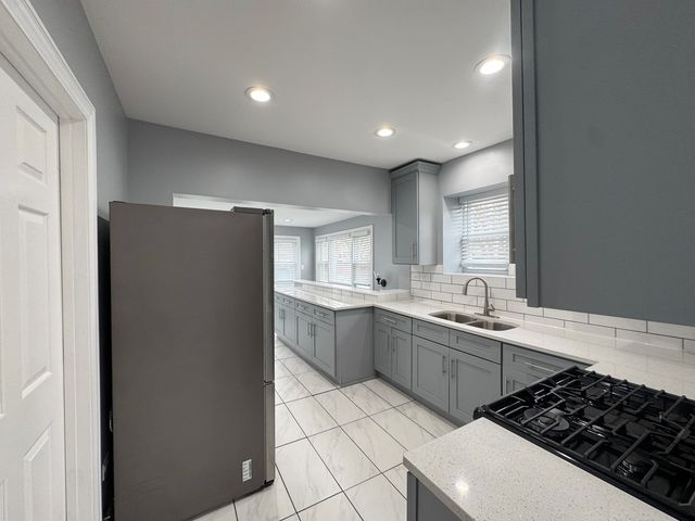 6355 S Oakley Avenue, Chicago, IL 60636